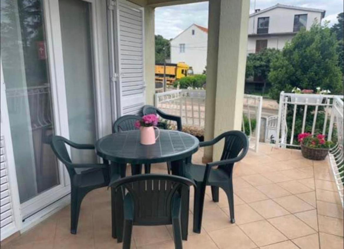 Appartamento Apartman Kurtov Pakoštane Esterno foto